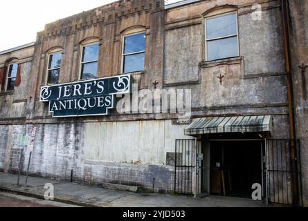 Savannah, Georgia, USA - 20. Februar 2024: Das verwitterte Äußere von Jere's Antiques zeigt an einem sonnigen Tag eine Mischung aus Geschichte und Charme. Stockfoto