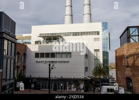 Savannah, Georgia, USA - 20. Februar 2024: Besucher genießen die lebhafte Atmosphäre des Plant Riverside District, umgeben von moderner Architektur und PAL Stockfoto