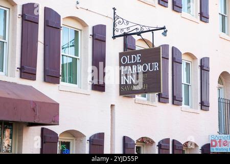 Savannah, Georgia, USA - 20. Februar 2024: Das 1822 gegründete Olde Harbour Inn bietet klassische Architektur und ein Willkommensschild in Savannah. Stockfoto