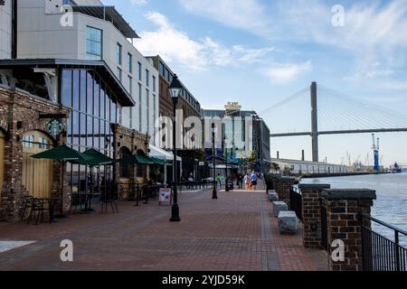 Savannah, Georgia, USA - 20. Februar 2024: Die Besucher schlendern entlang des bezaubernden Flussufers von Savannah und genießen den Blick auf die historische Architektur und die Stockfoto