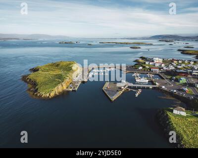 Wunderschöner Blick aus der Vogelperspektive auf den Hafen von Stykkisholmskirkja mit Fischerbooten in Stykkisholmur Stadt im Westen Islands. Blick auf die Stadt von Sugandisey Cl Stockfoto