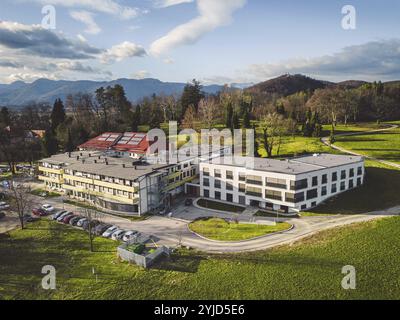 Drohnenansicht, Luftaufnahme von Bürogebäuden in den Vororten Sloweniens, irgendwo auf dem Land Stockfoto