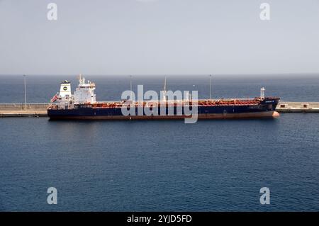 "Ichesia M" ist ein Tanker für Öl und Chemie, der am Hafen von Lissabon, Portugal, EU, angekoppelt ist. Stockfoto