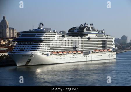 MSC Virtuosa ein Luxus-Kreuzfahrtschiff der Meraviglia-Plus-Klasse, das von MSC Cruises betrieben wird und am Hafen von Lissabon, Portugal, EU, anliegt. Stockfoto