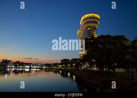 Gangneung, Südkorea - 3. November 2024: Atemberaubender Blick auf das Skybay Hotel, das sich während des Sonnenuntergangs auf dem Gyeongpodae Lake spiegelt. Die Lichter des Hotels leuchten Stockfoto