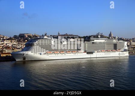 MSC Virtuosa ein Luxus-Kreuzfahrtschiff der Meraviglia-Plus-Klasse, das von MSC Cruises betrieben wird und am Hafen von Lissabon, Portugal, EU, anliegt. Stockfoto