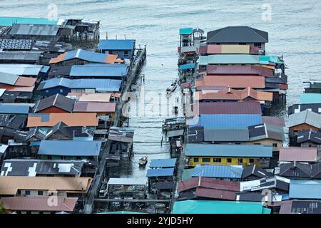 Blick auf das Wasserdorf vom Hügel in Borneo Malaysia Stockfoto