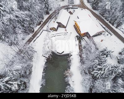 Wunderschöne Winterlandschaft, weißer Schnee bedeckt das Land, Bäume bedeckt mit Schnee, Äste brechen unter dem Gewicht. Gefrorener Wintersee, schöner Winter Stockfoto