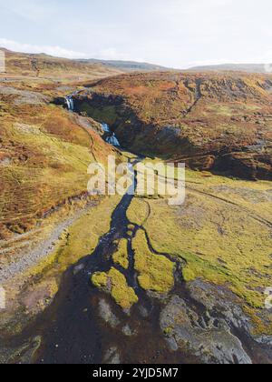 Wunderschöne Herbstlandschaft. Farbenfroher Blick auf das beliebte Reiseziel in Island am Morgen. Atemberaubender Herbstsonnenaufgang auf der Halbinsel Snaefellsnes, Island Stockfoto
