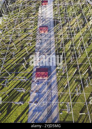 Stromunterspannwerk auf der Landesseite Sloweniens. Felder und Wälder rund um das Kraftwerk in den Vororten. Luftaufnahme Stockfoto