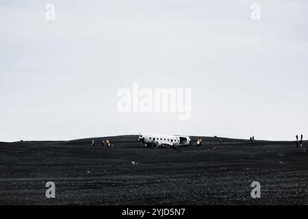 Abgestürztes Militärflugzeug im schwarzen Sand Solheimasandur Beach. Die US Navy DC-3 Superbus-Flugzeugabsturz landete in Island. Solheimasandur Strand, in der Nähe Stockfoto