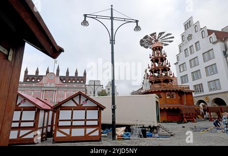 Rostock, Deutschland. November 2024. Auf dem Neuen Markt wurde bereits eine riesige Weihnachtspyramide errichtet und die Stände werden in vollem Gange errichtet. Der Rostocker Weihnachtsmarkt gilt als der größte norddeutsche Weihnachtsmarkt und eröffnet vom 25.11.-22.12.2024. Quelle: Bernd Wüstneck/dpa/Alamy Live News Stockfoto