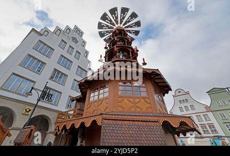 Rostock, Deutschland. November 2024. Auf dem Neuen Markt wurde bereits eine riesige Weihnachtspyramide errichtet und die Stände werden in vollem Gange errichtet. Der Rostocker Weihnachtsmarkt gilt als der größte norddeutsche Weihnachtsmarkt und eröffnet vom 25.11.-22.12.2024. Quelle: Bernd Wüstneck/dpa/Alamy Live News Stockfoto