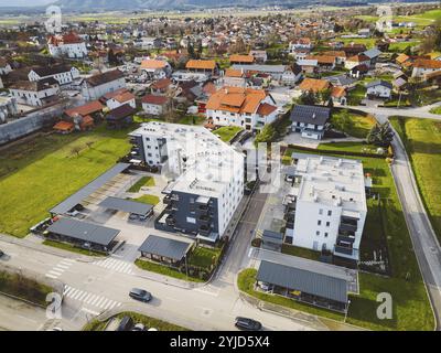 Drohnenansicht, Luftaufnahme von Neubauten in den Vororten Sloweniens, irgendwo auf dem Land, Europa. Neue moderne Häuser, Einfamilienhäuser Stockfoto