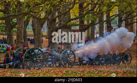 The Green Park, London, Großbritannien. November 2024. Die Königstruppe Royal Horse Artillery feuert einen feierlichen 41-Kanonensalut vom Broad Walk im Green Park um 12 Uhr aus sechs Feldgeschützen aus der Zeit des Ersten Weltkriegs für den Geburtstag seiner Majestät des Königs ab. Die Kanonen wurden von 71 Pferden aus Wellington Barracks in Richtung Hyde Park gebracht, bevor sie mit Geschwindigkeit zurückkehrten, um den Salute im Green Park zu gründen, der derzeit mit Herbstlaub gefärbt ist. Quelle: Malcolm Park/Alamy Live News Stockfoto