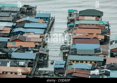 Blick auf das Wasserdorf vom Hügel in Borneo Malaysia Stockfoto