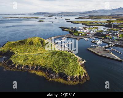 Wunderschöner Blick aus der Vogelperspektive auf den Hafen von Stykkisholmskirkja mit Fischerbooten in Stykkisholmur Stadt im Westen Islands. Blick auf die Stadt von Sugandisey Cl Stockfoto