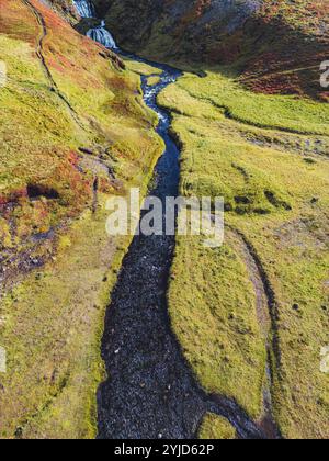 Wunderschöne Herbstlandschaft. Farbenfroher Blick auf das beliebte Reiseziel in Island am Morgen. Atemberaubender Herbstsonnenaufgang auf der Halbinsel Snaefellsnes, Island Stockfoto