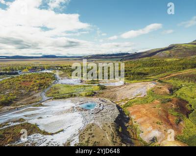 Strokkur Geysir aus der Vogelperspektive, Geysir Hot Springs, Great Geysir in Island Stockfoto