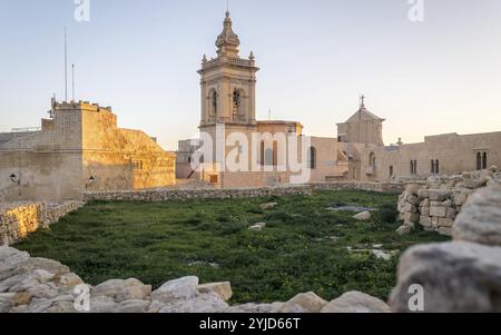 Mit ihrer unverwechselbaren Skyline und der imposanten Militärarchitektur hebt sich Cittadella, die alte befestigte Stadt, als Wahrzeichen Gozos hervor, ein Leuchtfeuer Stockfoto