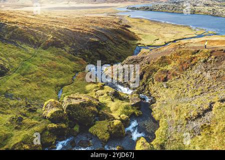 Wunderschöne Herbstlandschaft. Farbenfroher Blick auf das beliebte Reiseziel in Island am Morgen. Atemberaubender Herbstsonnenaufgang auf der Halbinsel Snaefellsnes, Island Stockfoto