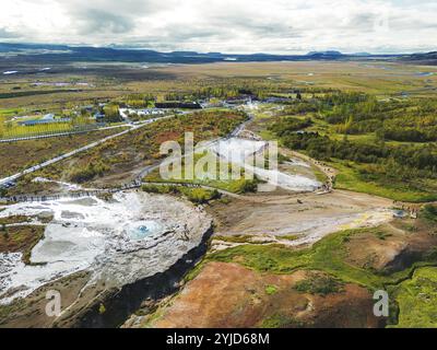 Strokkur Geysir aus der Vogelperspektive, Geysir Hot Springs, Great Geysir in Island Stockfoto