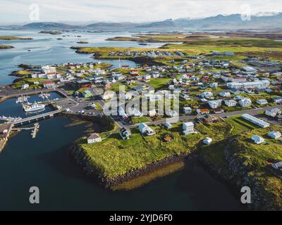 Wunderschöner Blick aus der Vogelperspektive auf den Hafen von Stykkisholmskirkja mit Fischerbooten in Stykkisholmur Stadt im Westen Islands. Blick auf die Stadt von Sugandisey Cl Stockfoto