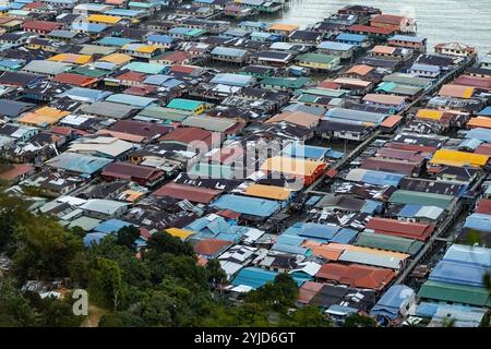 Blick auf das Wasserdorf vom Hügel in Borneo Malaysia Stockfoto