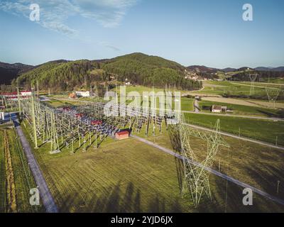 Stromunterspannwerk auf der Landesseite Sloweniens. Felder und Wälder rund um das Kraftwerk in den Vororten. Luftaufnahme Stockfoto