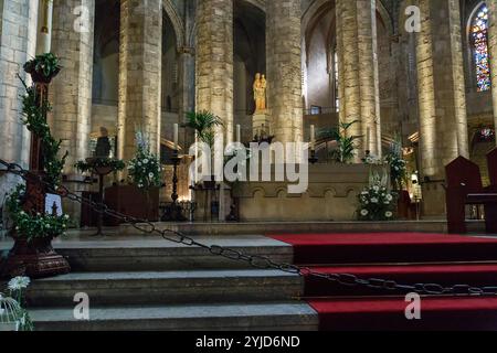 BARCELONA, SPANIEN - 17. MAI. 2017: Dies ist der Hauptaltar der Basilika Santa Maria del Mar. Stockfoto