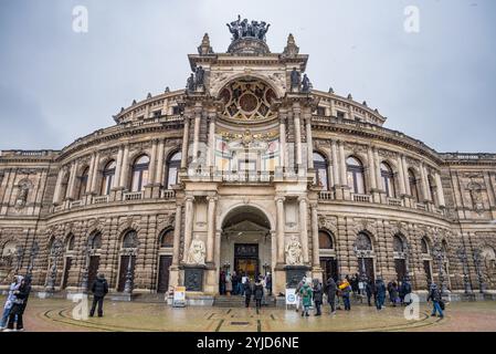 Dresden, Deutschland - 10. Dezember 2022. Dresdner Zwinger beim Schnee Stockfoto