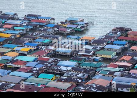 Blick auf das Wasserdorf vom Hügel in Borneo Malaysia Stockfoto