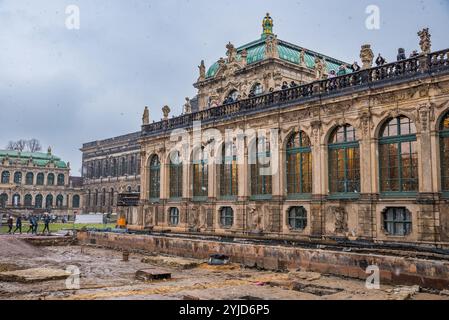 Dresden, Deutschland - 10. Dezember 2022. Dresdner Zwinger beim Schnee Stockfoto