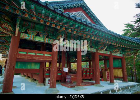 Gangneung, Südkorea - 3. November 2024: Der reich dekorierte Gyeongpodae Pavillon zeigt traditionelle koreanische architektonische Details mit komplexen Details Stockfoto