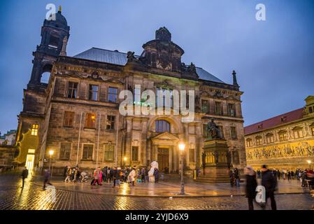 Dresden, Deutschland - 10. Dezember 2022. Denkmal „Friedrich August dem Gerechten“ und Oberlandesgericht am Abend Stockfoto