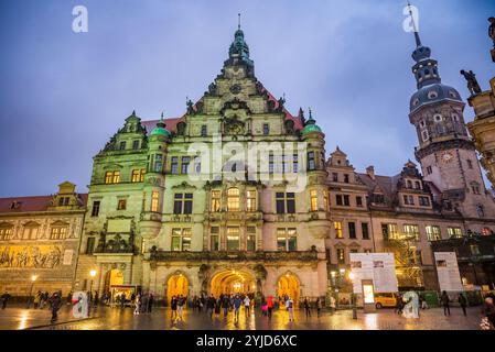 Dresden, Deutschland - 10. Dezember 2022. Hausmannsturm am Abend Stockfoto