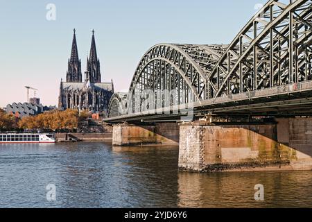 Kölner Dom mit Rhein und berühmter Hohenzollernbrücke, Köln, Nordrhein-Westfalen, Deutschland. Stockfoto