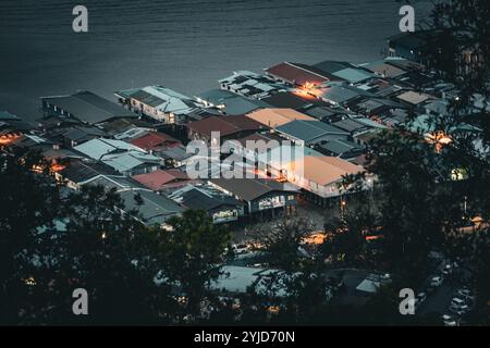 Blick auf das Wasserdorf vom Hügel in Borneo Malaysia Stockfoto