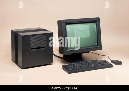 Pavia, Lombardei, Italien - 12. Oktober 2024 : nächste Cube-Workstation im Strg+Alt-Museum. On a Next Cube (Jobs' Post-Apple-Projekt) Tim Berners Lee bei CERN Stockfoto