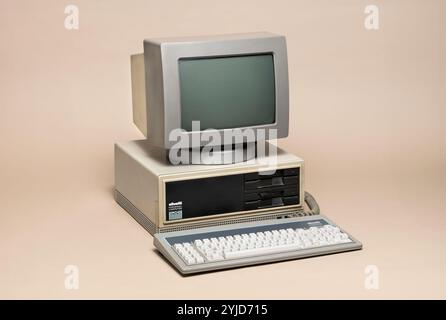 Pavia, Lombardei, Italien - 12. Oktober 2024: Olivetti M24 PC im Ctrl+Alt Museum gezeigt. Erster italienischer pc, der ab 1984 verkauft wurde und mit dem Personal Computer konkurrierte Stockfoto