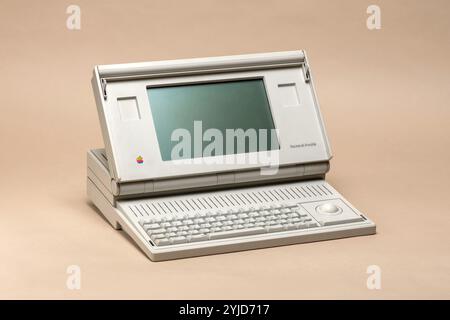 Pavia, Lombardei, Italien - 12. Oktober 2024 : Macintosh Portable im Ctrl+Alt Museum. Der erste tragbare Apple Computer wurde von 1989 bis 1991 verkauft. Gewicht 7,3 kg Stockfoto