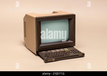 Pavia, Lombardei, Italien - 12. Oktober 2024: Minitel 1, französisches Online-Terminal ab 1981 im Ctrl+Alt Museum. 1999 wurden 9M-Klemmen von 25M Fre verwendet Stockfoto