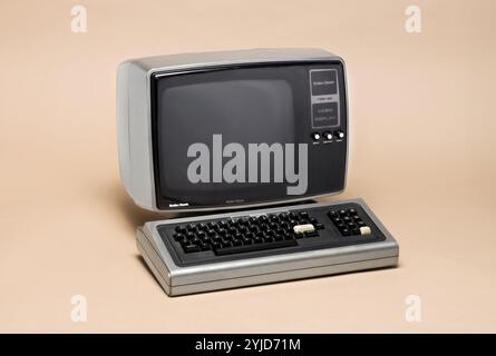 Pavia, Lombardei, Italien - 12. Oktober 2024 : Radio Shack TRS-80 PC im Ctrl+Alt Museum. Gebaut von Tandy und verkauft ab 1977 von Radio Shack Ladenkette HAD Stockfoto