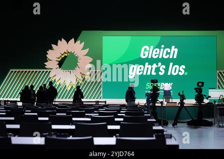 Wiesbaden, Deutschland. November 2024. Im Rhein-Main-Congress-Centrum sind Vorbereitungen vor Beginn der 50. Ordentlichen Bundesdelegiertenkonferenz der Allianz 90/die Grünen im Gange. Quelle: Boris Roessler/dpa/Alamy Live News Stockfoto