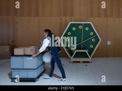 Wiesbaden, Deutschland. November 2024. Im Rhein-Main-Congress-Centrum sind Vorbereitungen vor Beginn der 50. Ordentlichen Bundesdelegiertenkonferenz der Allianz 90/die Grünen im Gange. Quelle: Boris Roessler/dpa/Alamy Live News Stockfoto