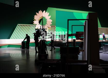 Wiesbaden, Deutschland. November 2024. Im Rhein-Main-Congress-Centrum sind Vorbereitungen vor Beginn der 50. Ordentlichen Bundesdelegiertenkonferenz der Allianz 90/die Grünen im Gange. Quelle: Boris Roessler/dpa/Alamy Live News Stockfoto