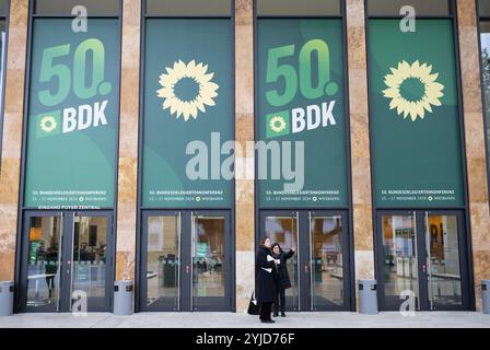 Wiesbaden, Deutschland. November 2024. Im Rhein-Main-Congress-Centrum sind Vorbereitungen vor Beginn der 50. Ordentlichen Bundesdelegiertenkonferenz der Allianz 90/die Grünen im Gange. Quelle: Boris Roessler/dpa/Alamy Live News Stockfoto