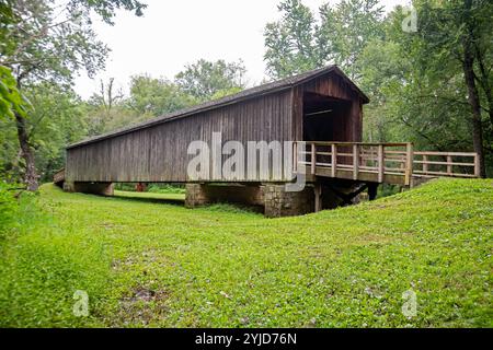 Meadville, Missouri - die Locust Creek Covered Bridge, eine historische Stätte des Bundesstaates. Die Brücke wurde 1868 gebaut. Sie beförderte Fahrzeuge auf der Missouri Route 8, A Stockfoto