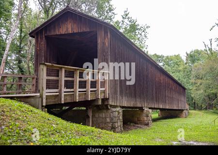 Meadville, Missouri - die Locust Creek Covered Bridge, eine historische Stätte des Bundesstaates. Die Brücke wurde 1868 gebaut. Sie beförderte Fahrzeuge auf der Missouri Route 8, A Stockfoto
