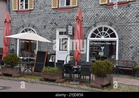 09.11.2024 Cafe Princess Emma Deutschland/ Hessen/ Nordhessen/ Landkreis Waldeck Frankenberg/ Bad Arolsen/ Innenstadt/ Altstadt/ am Schloss/ historisches Gebäude/ Fassade mit Schiefer verkleidet/ Cafe ***Nutzung nur redaktionell*** *** 09 11 2024 Cafe Princess Emma Germany Hessen Nordhessen Bezirk Waldeck Frankenberg Bad Arolsen Altstadt am Schloss historische Gebäudefassade mit Schiefer Cafe nur für redaktionelle Zwecke verwenden Stockfoto